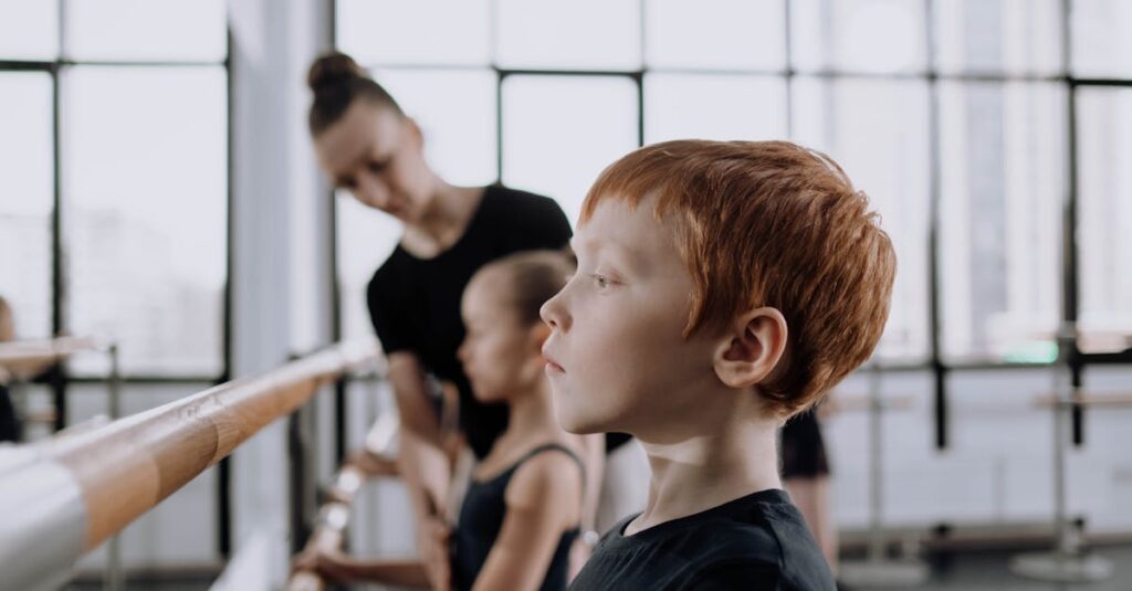 トランポリン教室で幼児から小学生が安全に練習する様子、マットやインストラクターがサポート