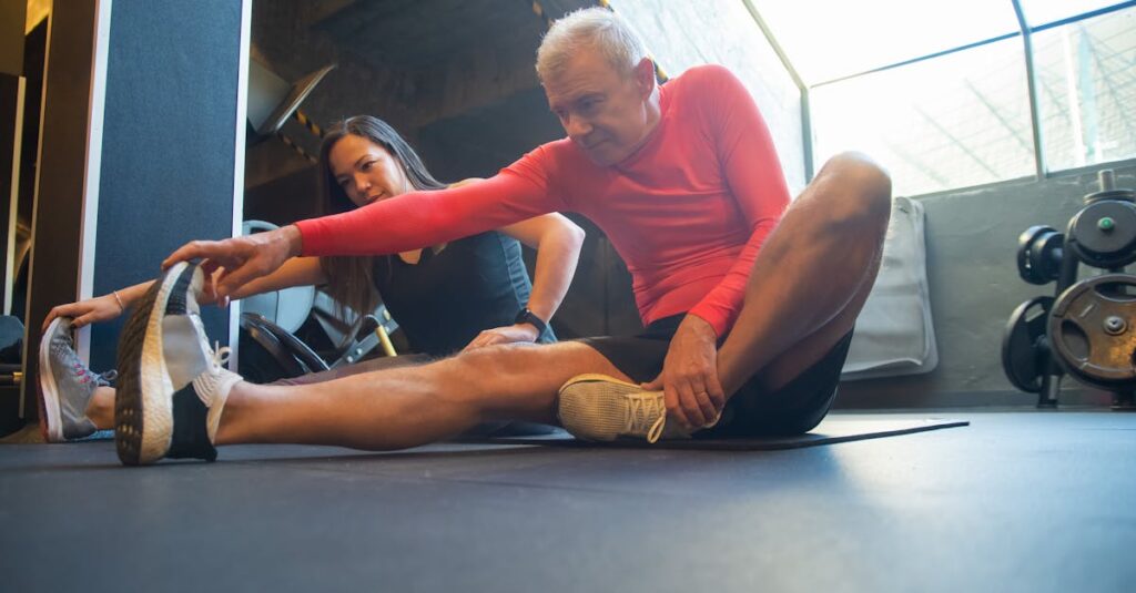 スポーツクラブでトランポリンを教えるコーチと子どもの指導風景