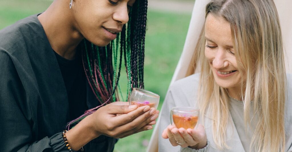 トランポリンのマットとバネを取り付ける手順を示す画像。バネを均等に配置している様子。