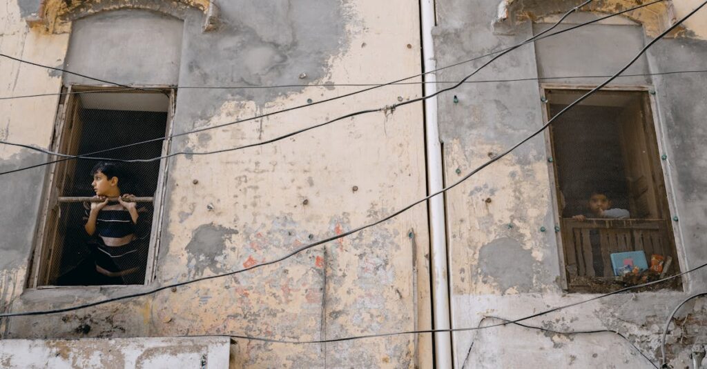 安全ネットなしで室内トランポリンで遊ぶ子どもの事故リスクのイメージ