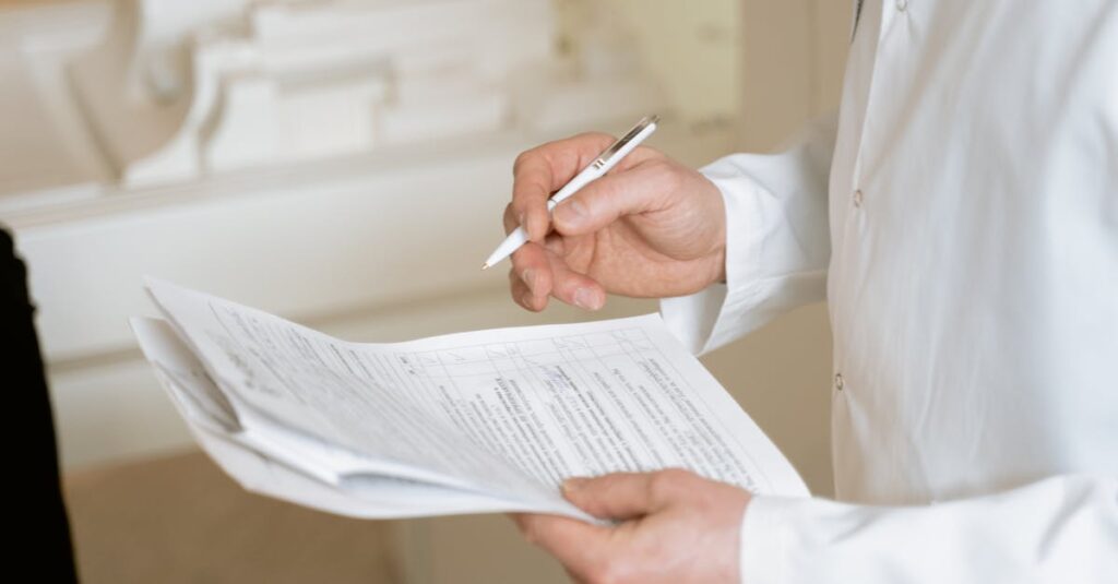 トランポリン体験前に誓約書や同意書に署名している様子