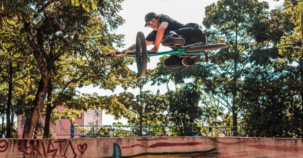 トランポリンパークで靴下を忘れたときに現地購入する家族の様子。滑り止め付き靴下の販売コーナーで選んでいる場面。