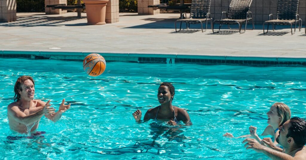 トランポリンで楽しみながらストレス解消している人物