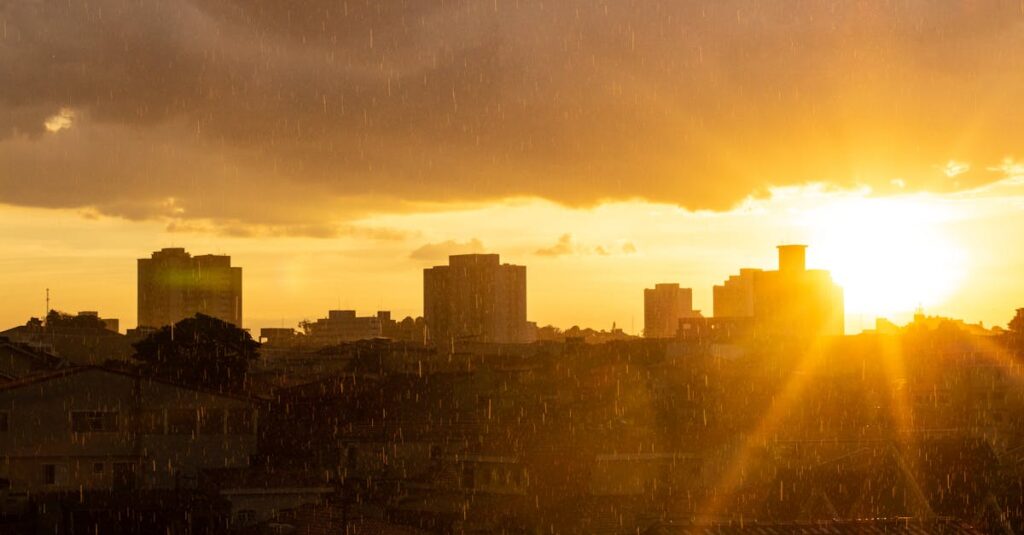 屋外で使用されているトランポリンネット、日光と雨による劣化のイメージ