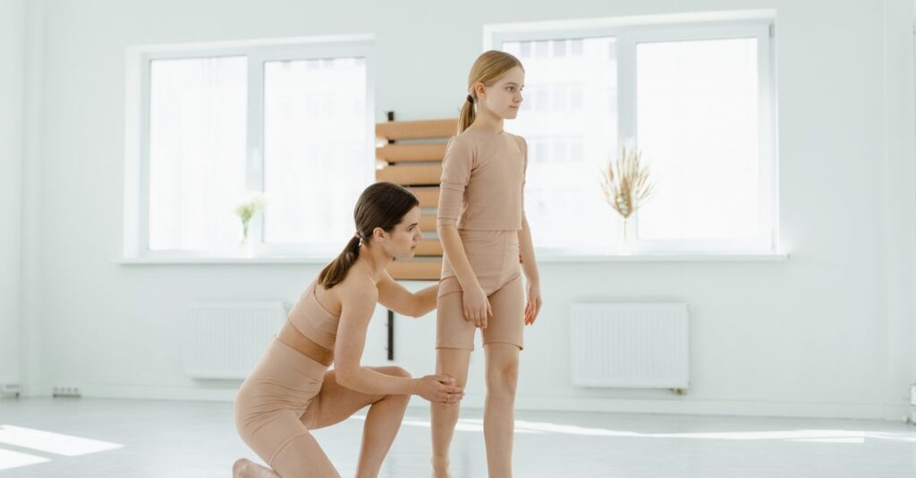 トランポリン教室で年齢に応じた安全なレッスンを受ける子どもたちの様子