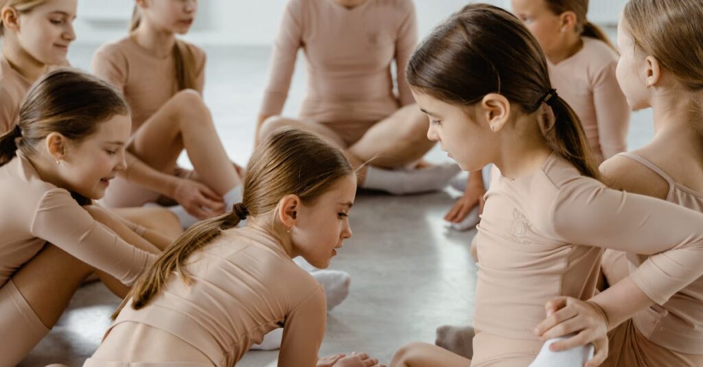 体操クラブのトランポリン教室で本格的に指導を受ける子どもたち