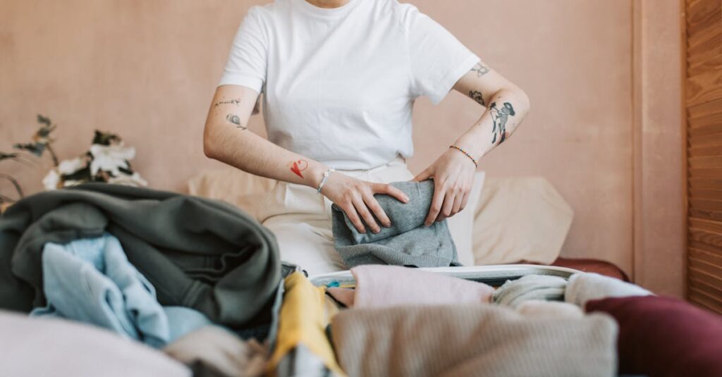 トランポリンを折りたたんで収納する方法を示す画像。安全に収納して省スペース化している様子。