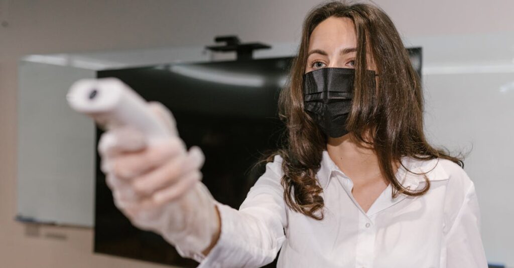 トランポリン教室で器具や安全対策を確認する先生