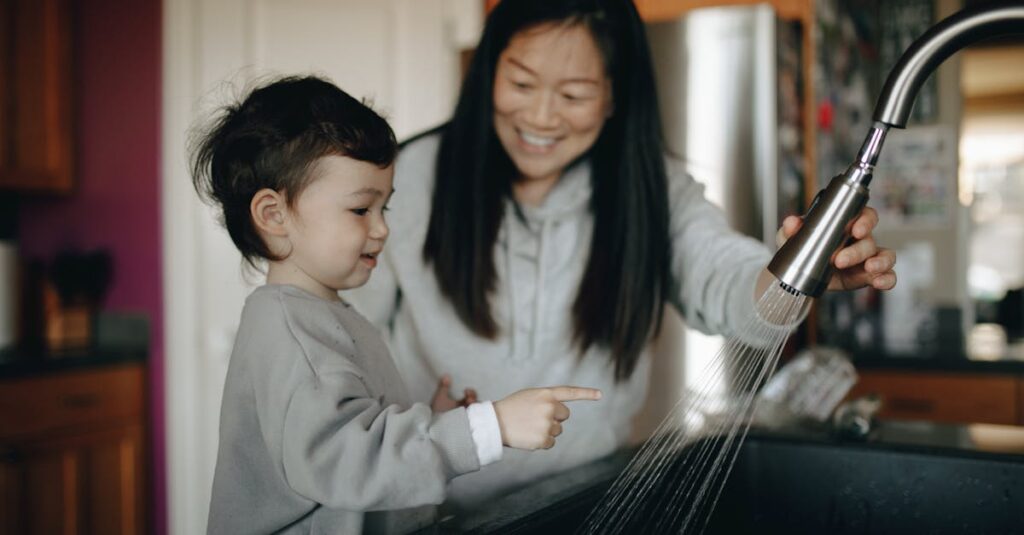 トランポリンの耐久性を長持ちさせるために乾燥場所で保管している様子。摩耗部分の点検も示す。