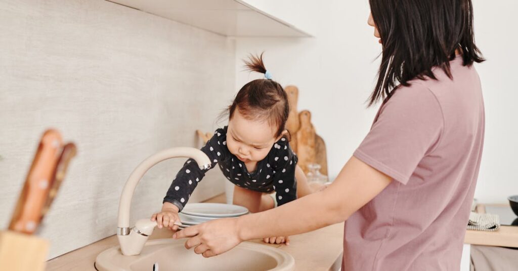 親が室内トランポリンで子どもを見守る様子、安全対策と設置環境をチェックするイメージ