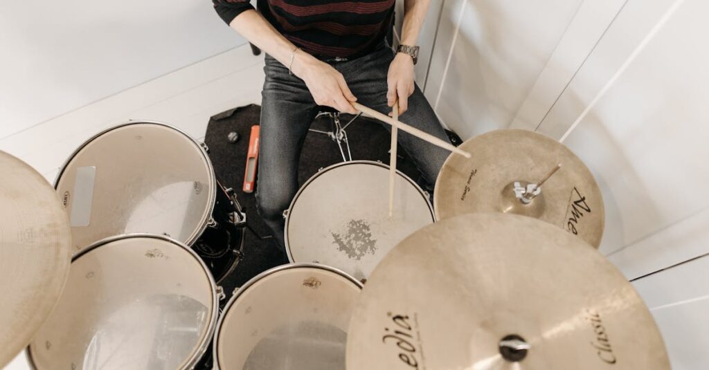 室内トランポリンの音や振動を抑えるためにマットを敷いて遊ぶ子どものイメージ