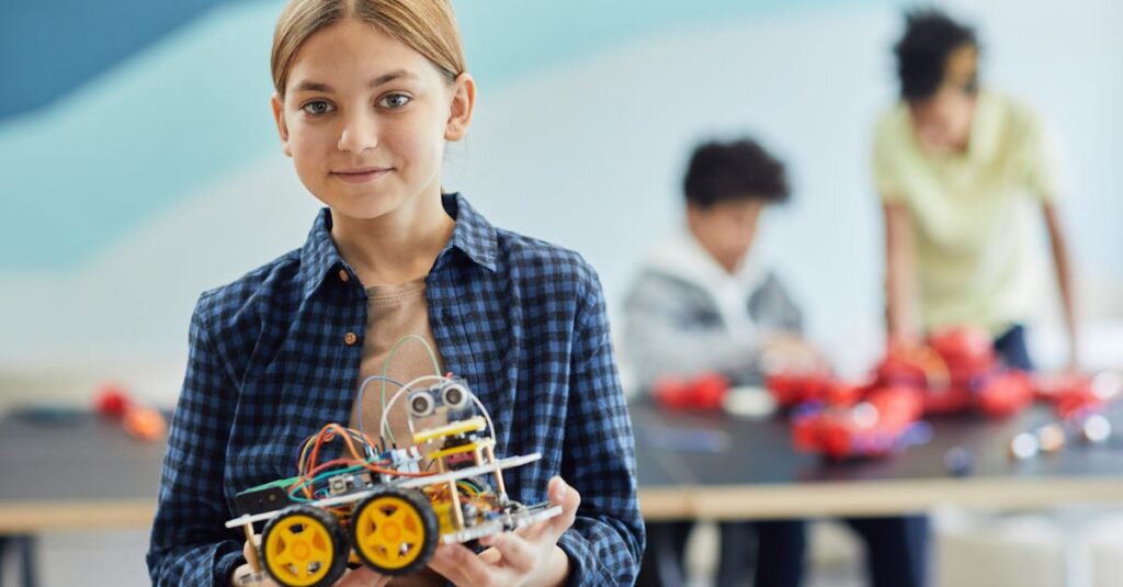 トランポリン教室で年齢別に異なるトレーニングを受ける子どもと中学生の様子