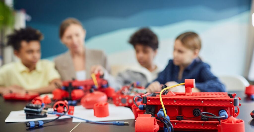 トランポリン組み立て時に使える便利工具や補助具の例。バネフックやクランプを使って効率的に作業している様子。