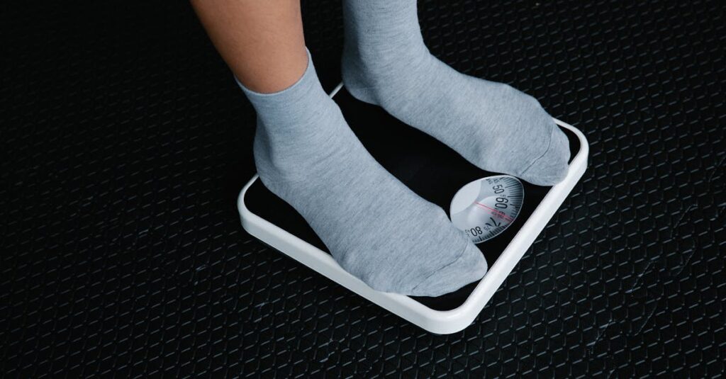 トランポリンで運動して脂肪燃焼と体型改善している女性のイメージ