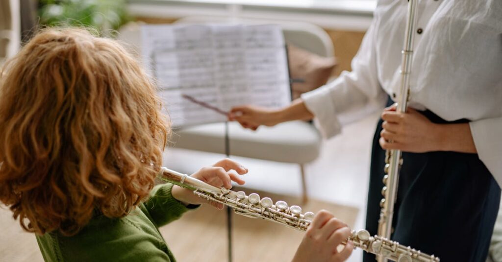 トランポリン教室で幼児から小学生が安全に練習する様子、マットやインストラクターがサポート