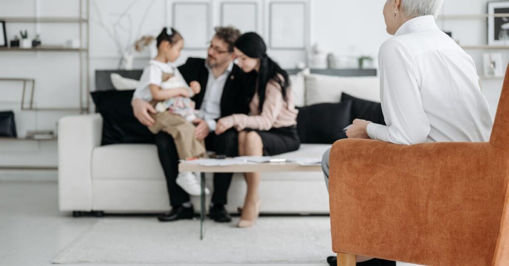 トランポリンの先生が子どもの上達方法を丁寧に説明する様子