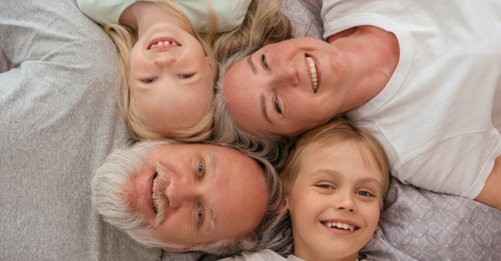 子どもや高齢者が安全にトランポリン運動を行う様子