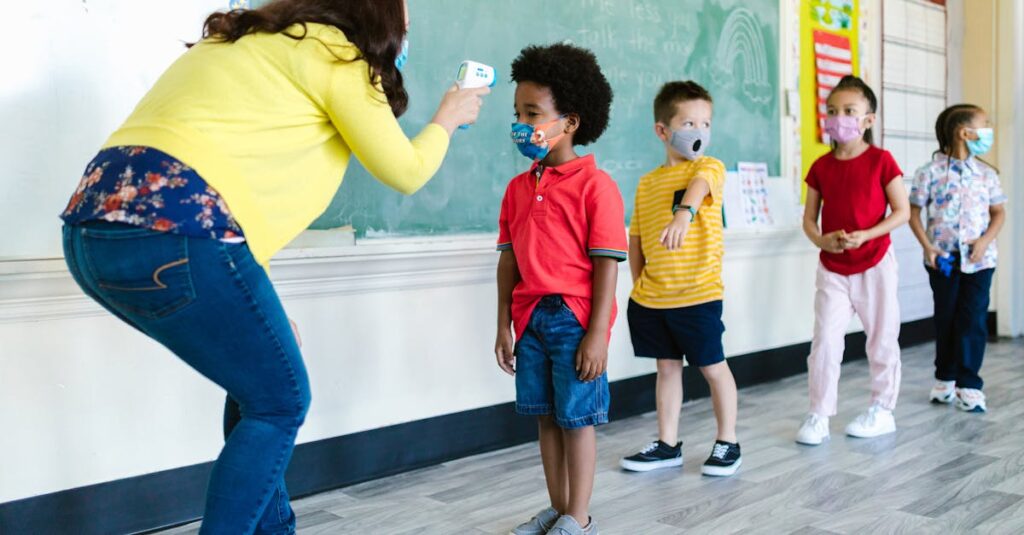 保育園でトランポリン導入前にチェックリストを確認する保育士と園児の様子