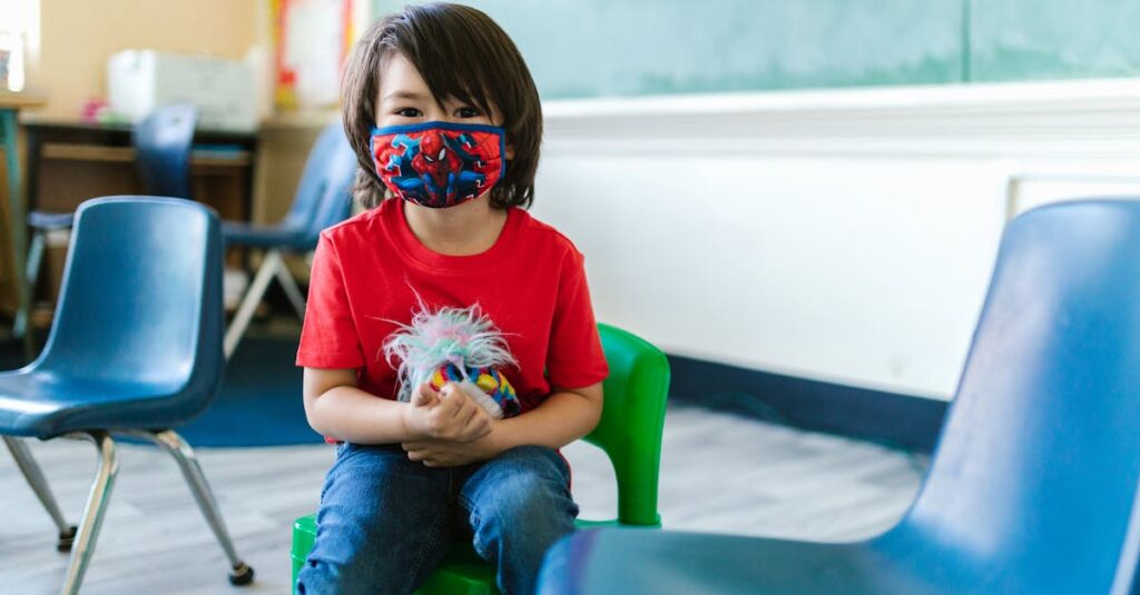 保育園でトランポリンを安全に設置し、マットやネットで園児の事故防止を行う様子