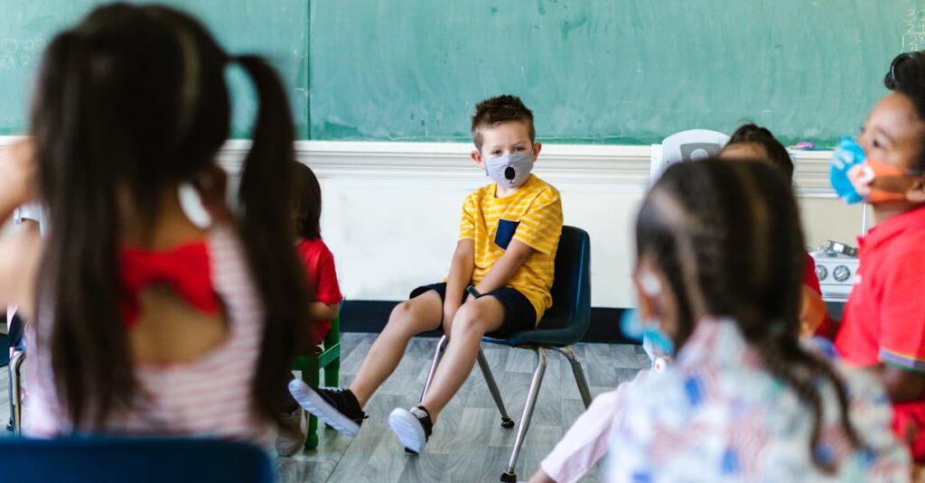 保育園でトランポリンを安全に楽しむ園児たちの様子、運動能力と協調性を育む活動の一環