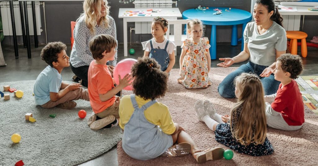 保育士が子どもたちのトランポリン遊びを見守り、楽しそうに遊ぶ様子を観察しているシーン