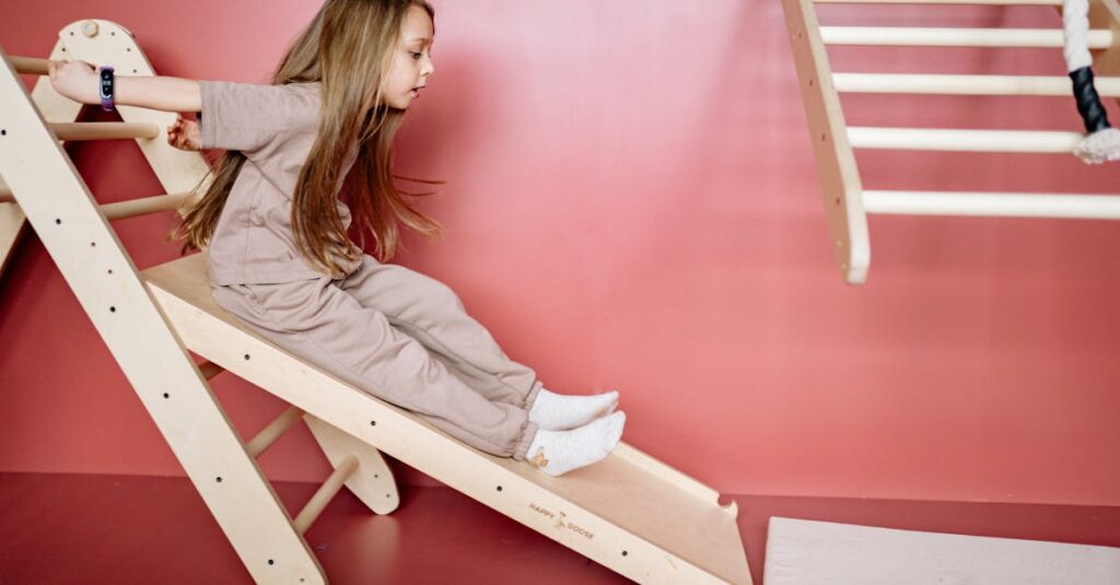 家庭用トランポリンは何歳から安全に使える？子どもの発達段階に合った使い方とリスクの違いを解説