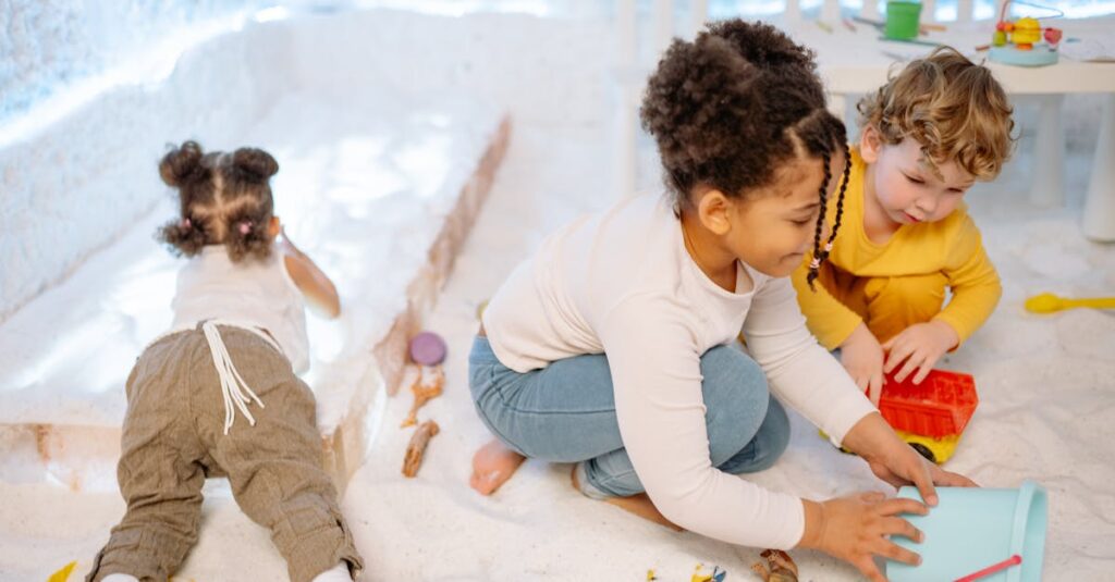 保育園で安全にトランポリンを使用して遊ぶ子どもたち、室内の運動環境