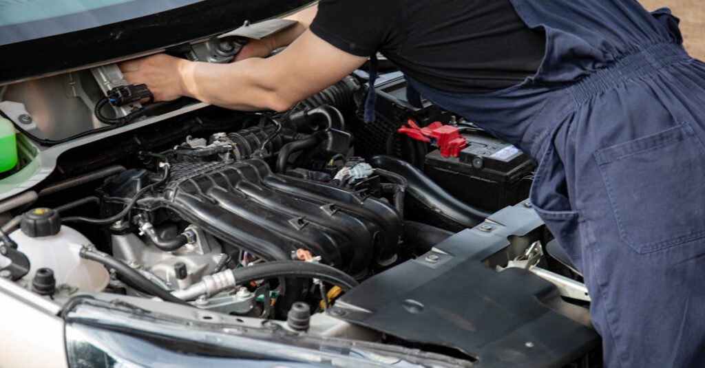 トランポリンの組み立て後に定期点検している様子。フレームやバネ、マットをチェックする図解。