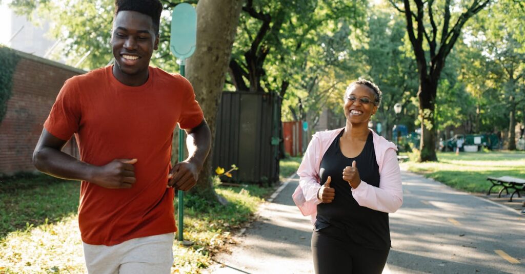 楽しみながら自宅でトランポリン運動を継続している女性のイメージ
