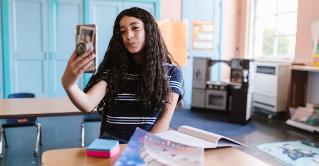 トランポリン教室で笑顔で指導する先生と楽しそうに跳ぶ子ども