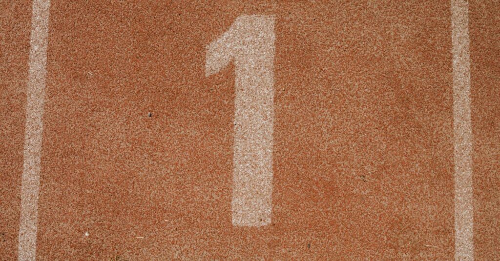 トランポリン運動を1か月続けて筋力と体型の変化を実感している様子