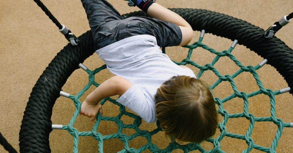 室内トランポリンで安全ネットがあることで安心して見守る保護者と楽しむ子どものイメージ