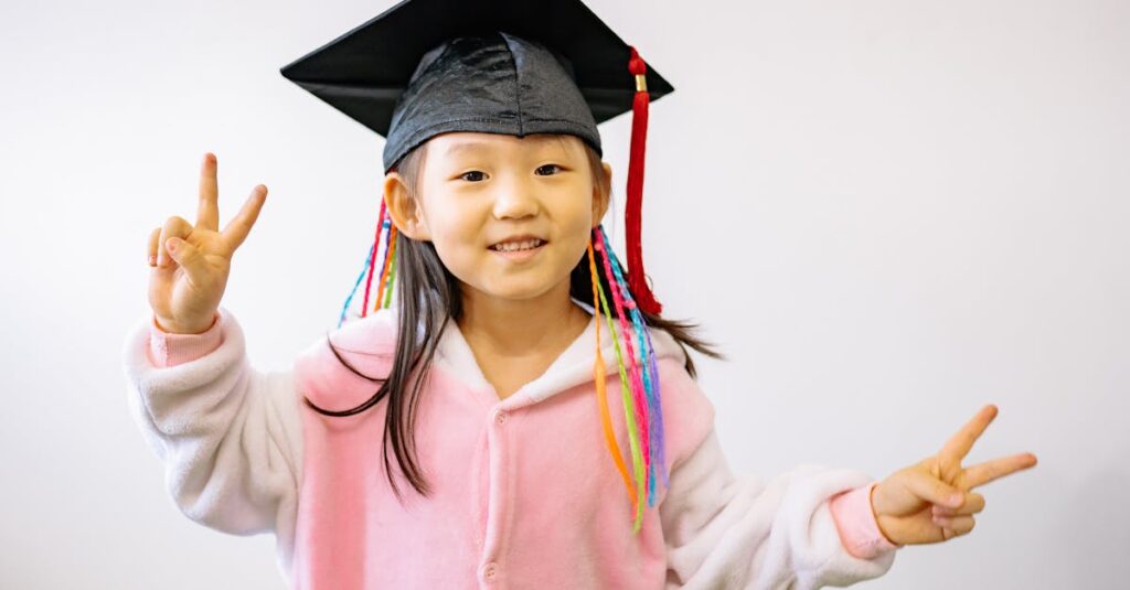 トランポリンを導入した保育園で園児が安全に遊ぶ様子と保育士が見守る場面