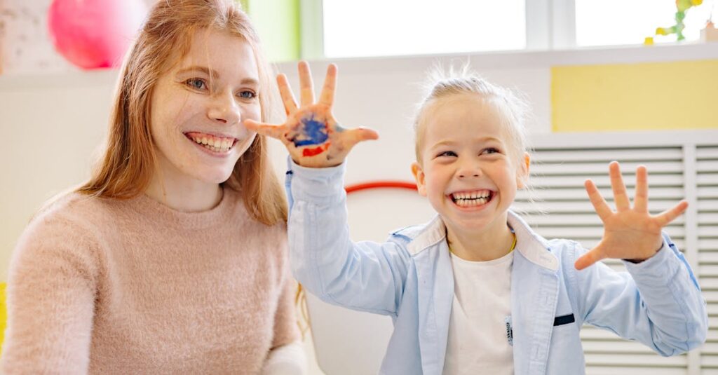 保育園でトランポリン遊びをしても、防音マットや工夫で静かで安全な環境を実現しているイメージ。