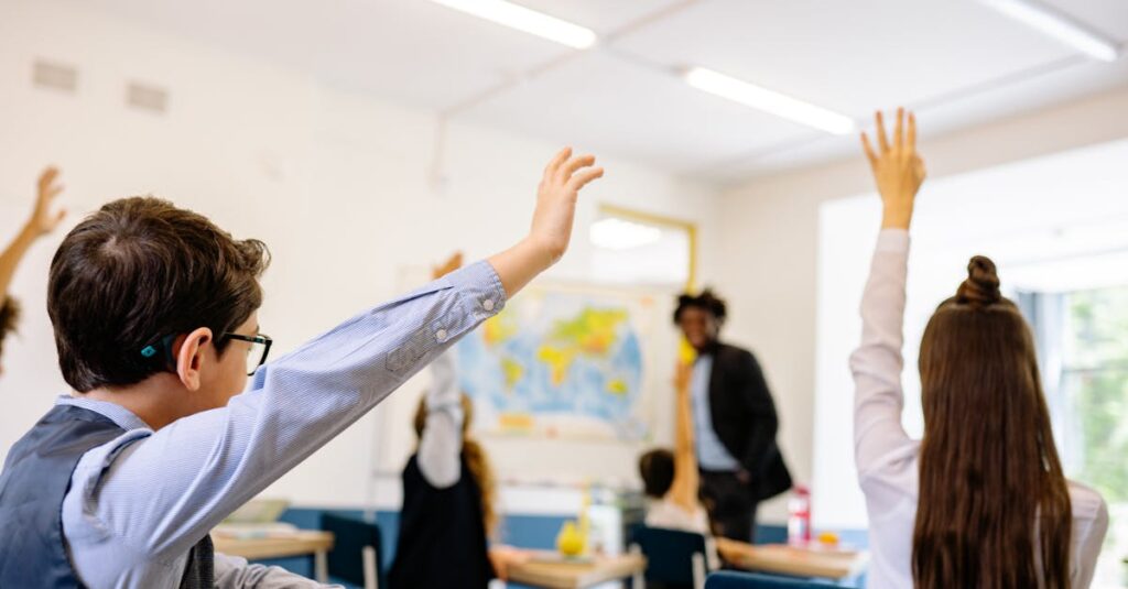 新しいトランポリン教室の見学をする親子