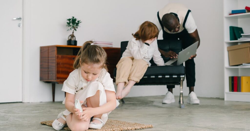 室内トランポリンで運動療法を受ける子どものイメージ、安全ネット付き