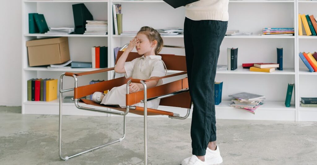 室内トランポリンで運動療法を受ける子どものイメージ、安全ネット付き