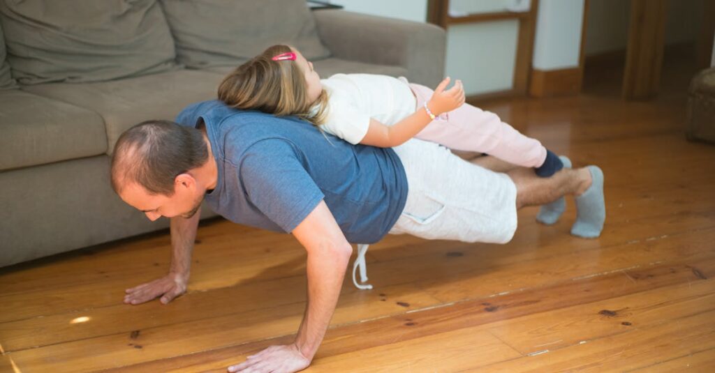 楽しみながら自宅でトランポリン運動を継続している女性のイメージ