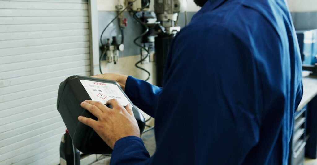 トランポリンの組み立て後に定期点検している様子。フレームやバネ、マットをチェックする図解。