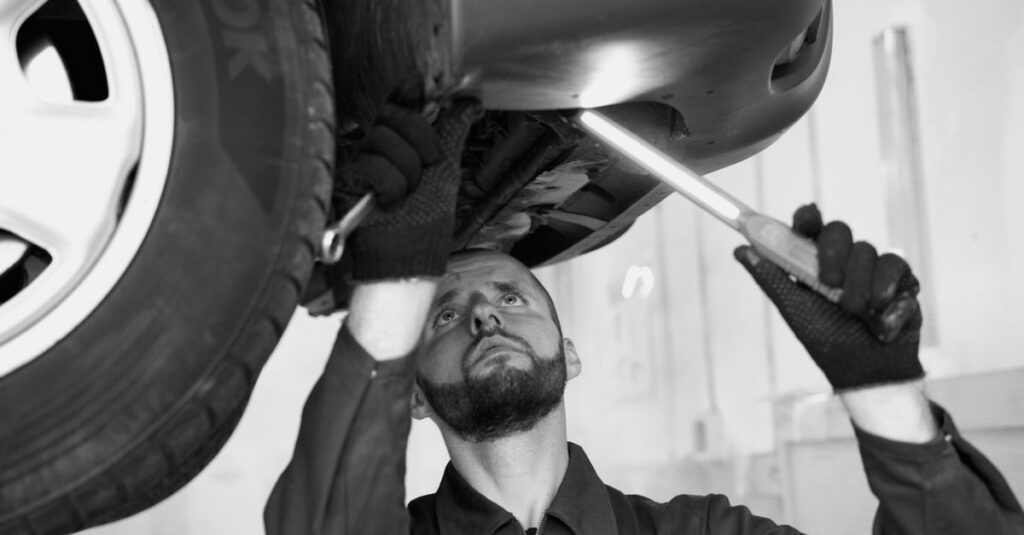トランポリンの組み立て後に定期点検している様子。フレームやバネ、マットをチェックする図解。