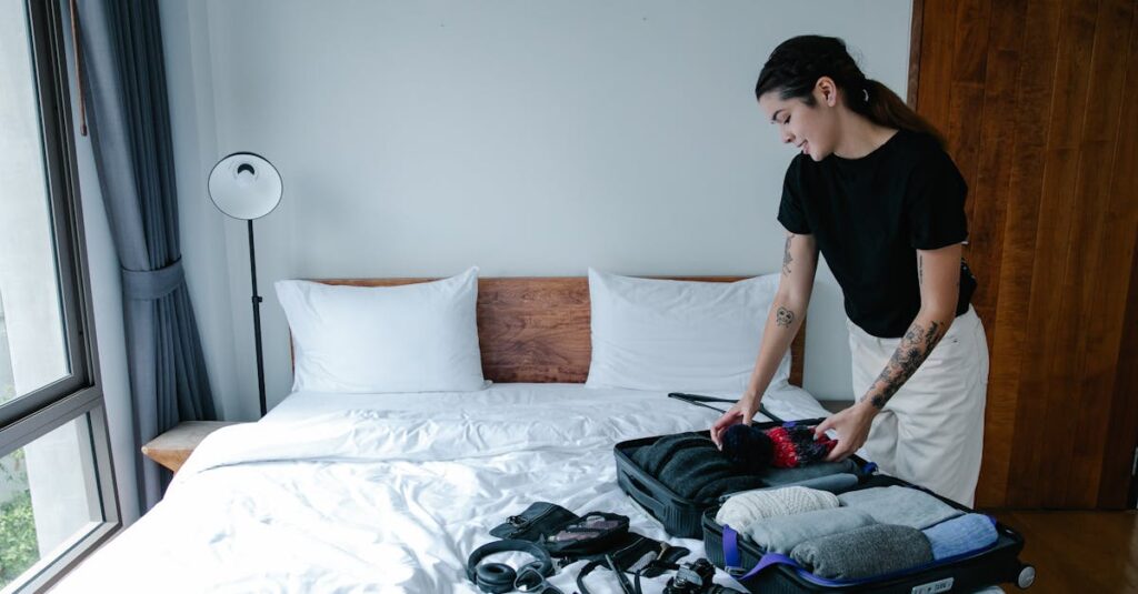 トランポリンを折りたたんで収納する方法を示す画像。安全に収納して省スペース化している様子。