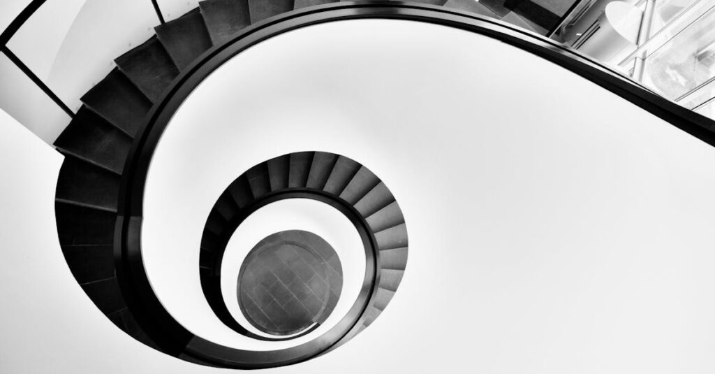 トランポリンネットの外し方と取り付け方を示す写真付き手順イメージ