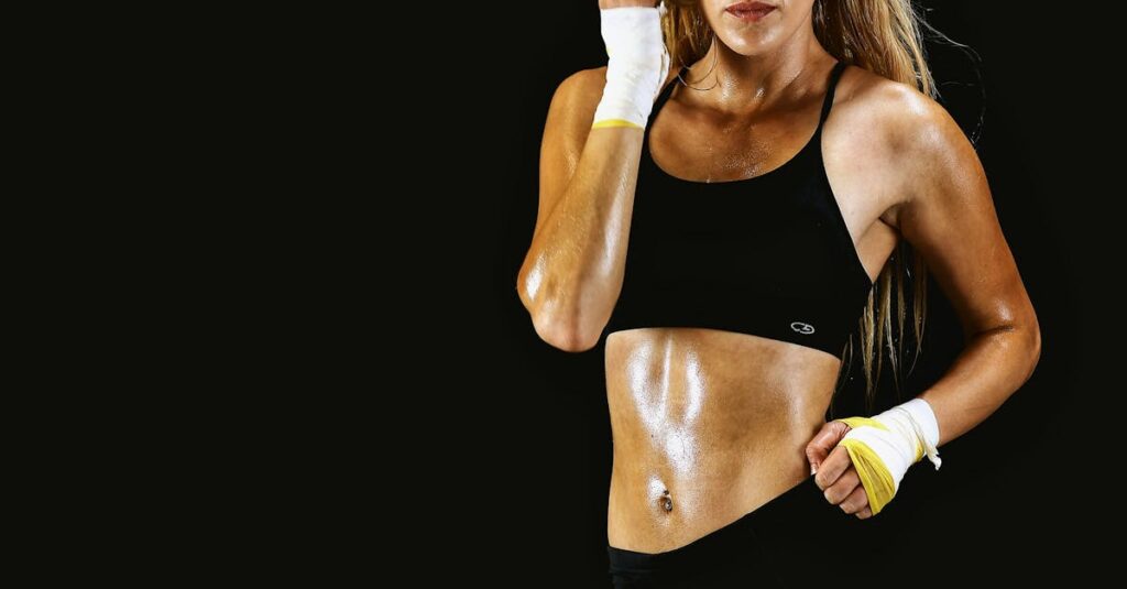 トランポリンで体幹を鍛える運動をする人物