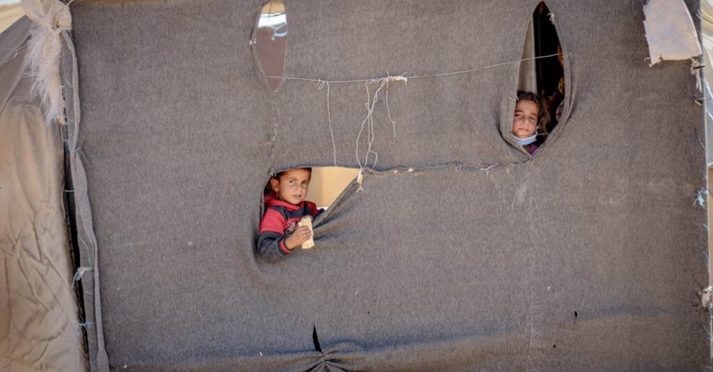 トランポリンネットの小さな穴を補修する応急対応法のイメージ